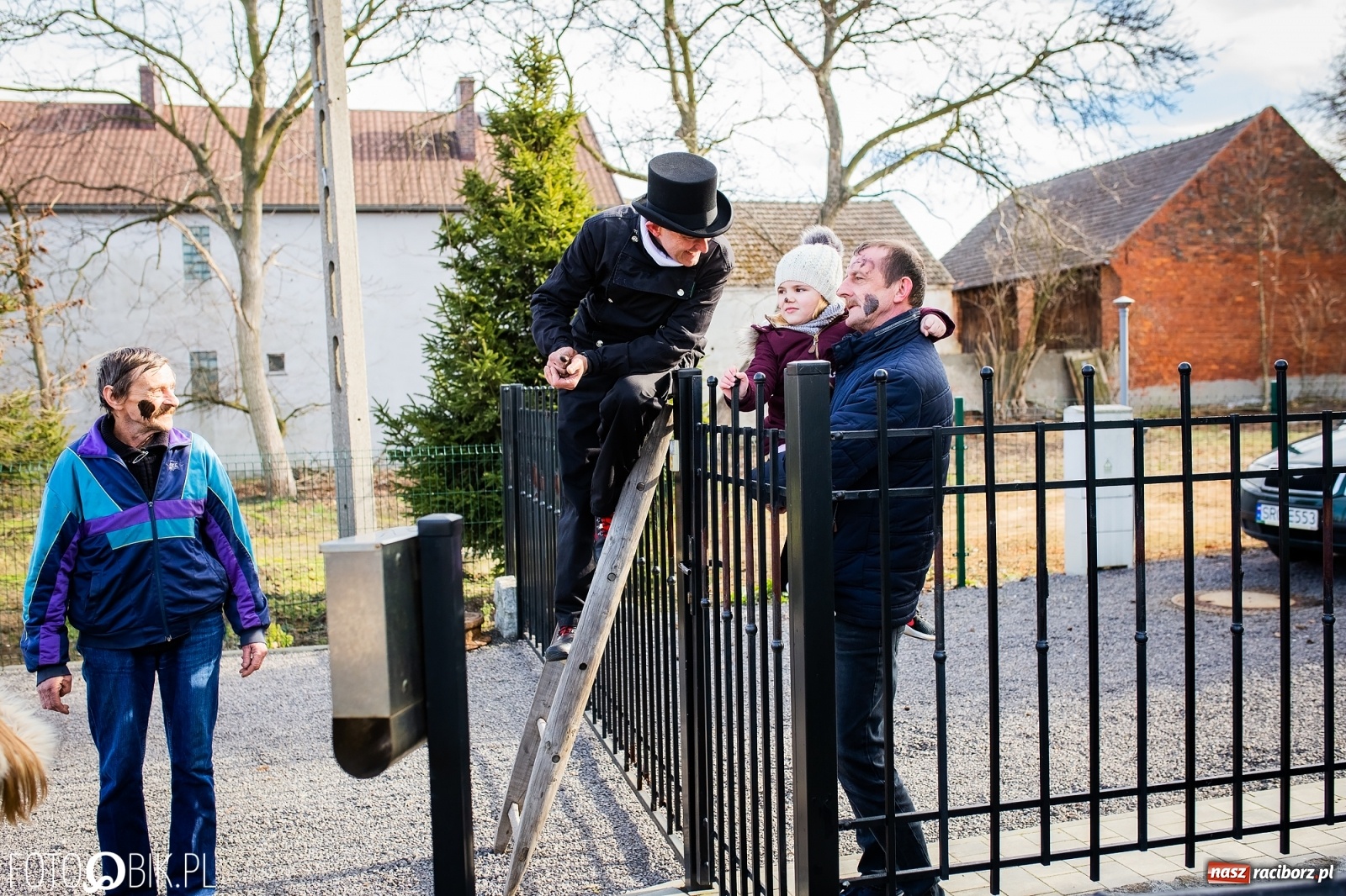 Zdjęcie w galerii na portalu naszraciborz.pl: Wodzenie niedźwiedzia w Samborowicach. Tak wieś żegna karnawał [FOTO i WIDEO] wiadomości z regionu
