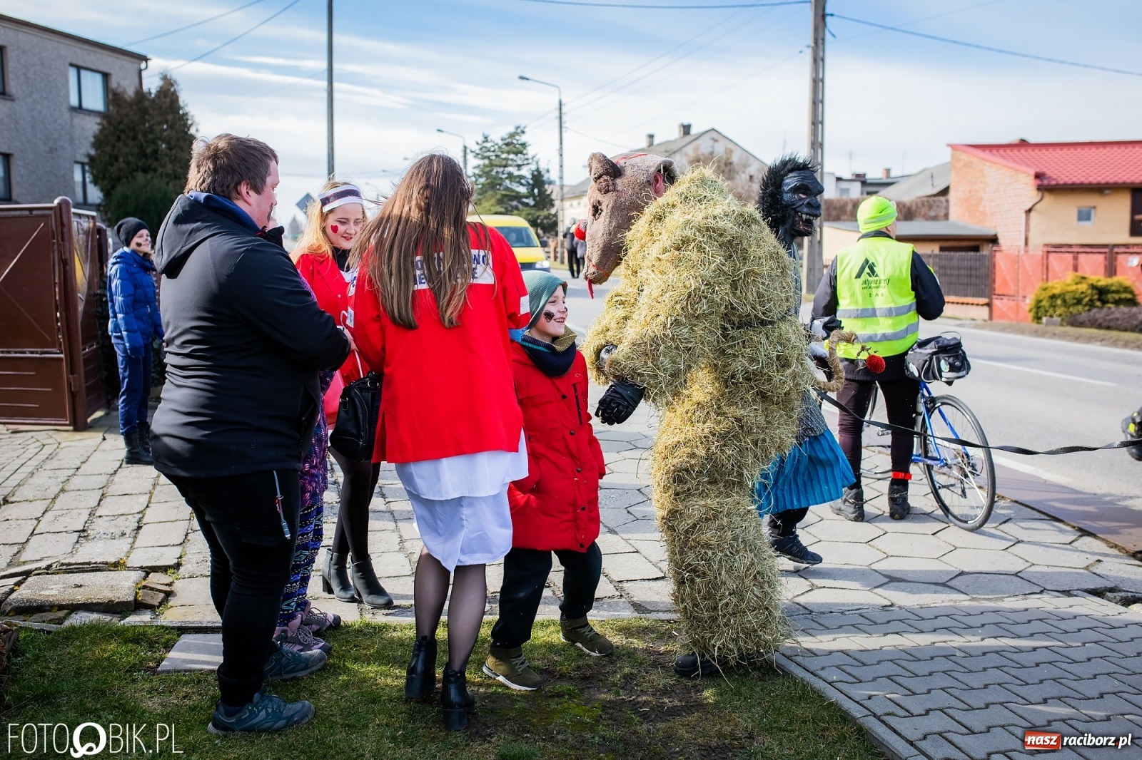 Zdjęcie w galerii na portalu naszraciborz.pl: Wodzenie niedźwiedzia w Samborowicach. Tak wieś żegna karnawał [FOTO i WIDEO] wiadomości z regionu