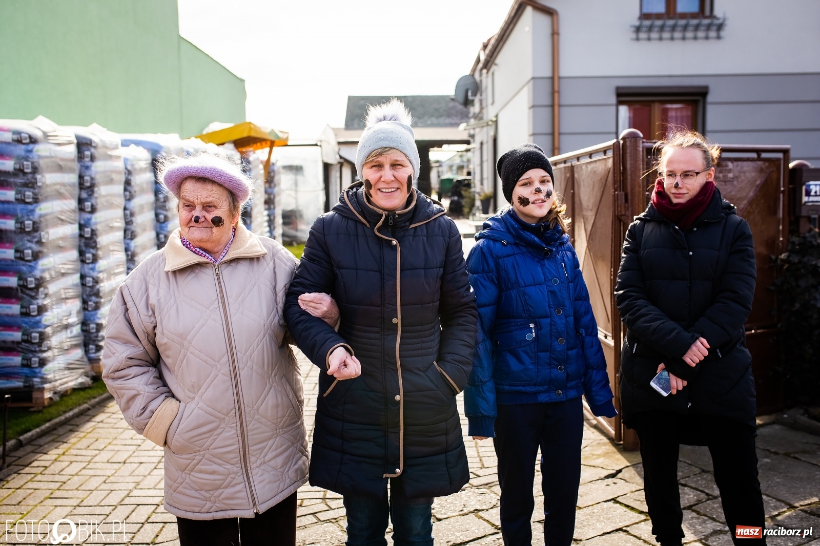 Zdjęcie w galerii na portalu naszraciborz.pl: Wodzenie niedźwiedzia w Samborowicach. Tak wieś żegna karnawał [FOTO i WIDEO] wiadomości z regionu