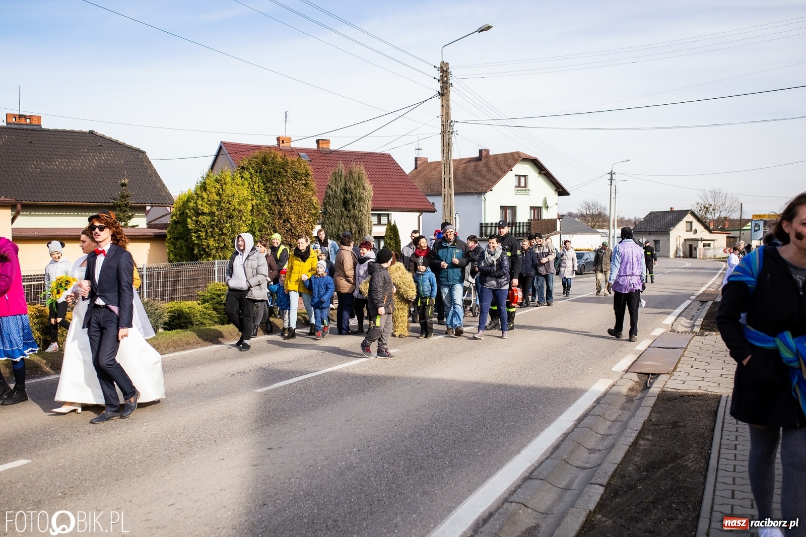 Zdjęcie w galerii na portalu naszraciborz.pl: Wodzenie niedźwiedzia w Samborowicach. Tak wieś żegna karnawał [FOTO i WIDEO] wiadomości z regionu