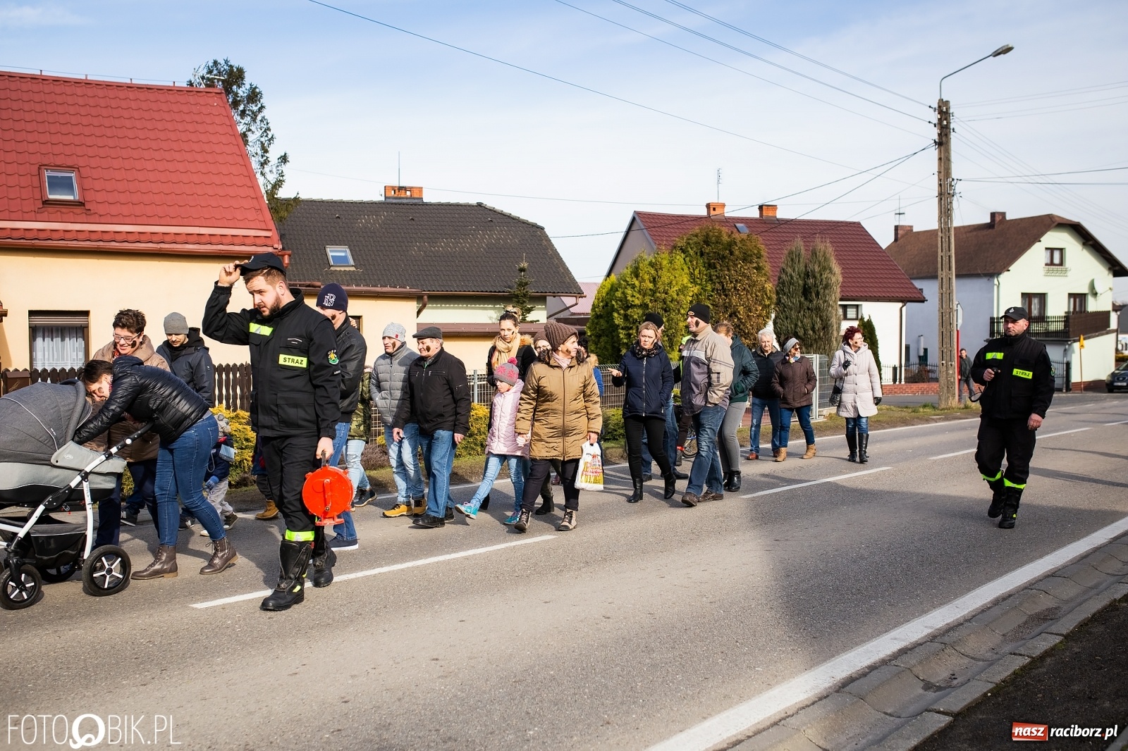 Zdjęcie w galerii na portalu naszraciborz.pl: Wodzenie niedźwiedzia w Samborowicach. Tak wieś żegna karnawał [FOTO i WIDEO] wiadomości z regionu