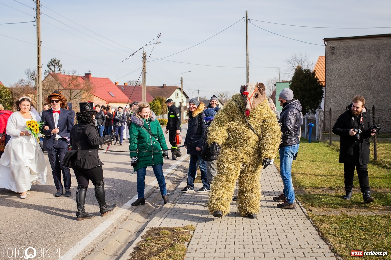 Zdjęcie w galerii na portalu naszraciborz.pl: Wodzenie niedźwiedzia w Samborowicach. Tak wieś żegna karnawał [FOTO i WIDEO] wiadomości z regionu