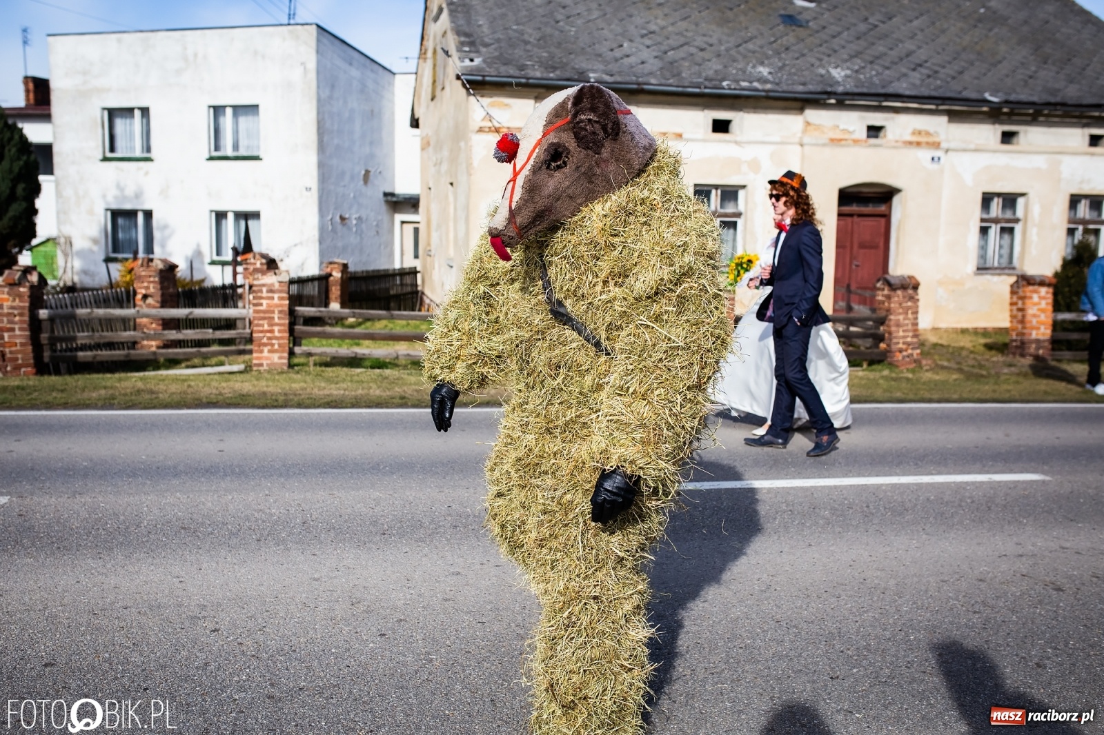 Zdjęcie w galerii na portalu naszraciborz.pl: Wodzenie niedźwiedzia w Samborowicach. Tak wieś żegna karnawał [FOTO i WIDEO] wiadomości z regionu
