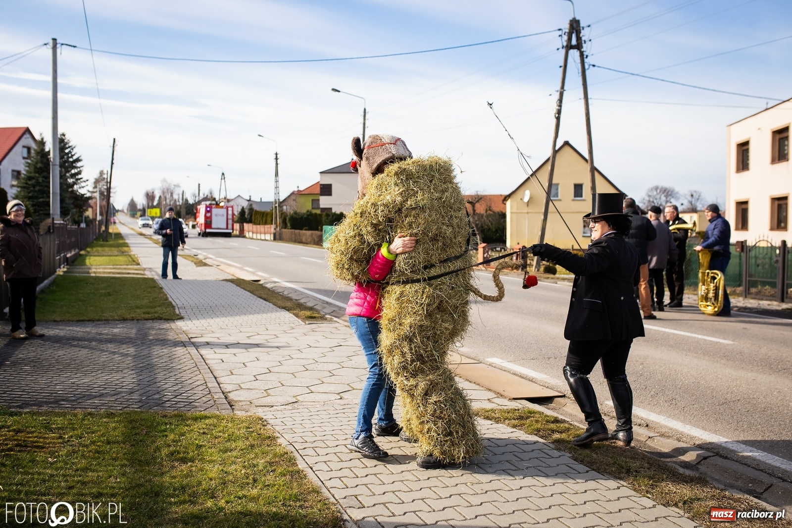 Zdjęcie w galerii na portalu naszraciborz.pl: Wodzenie niedźwiedzia w Samborowicach. Tak wieś żegna karnawał [FOTO i WIDEO] wiadomości z regionu