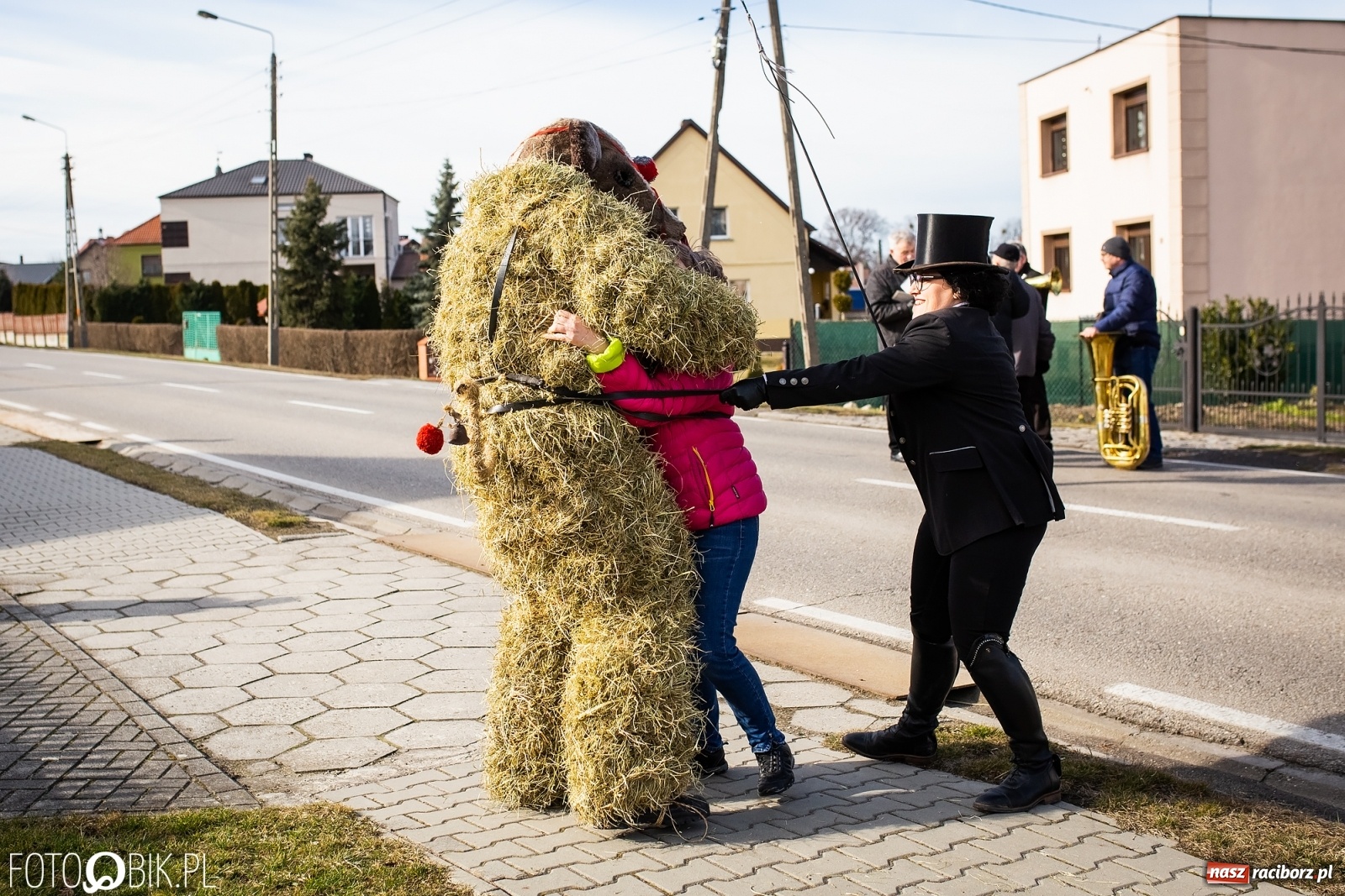 Zdjęcie w galerii na portalu naszraciborz.pl: Wodzenie niedźwiedzia w Samborowicach. Tak wieś żegna karnawał [FOTO i WIDEO] wiadomości z regionu