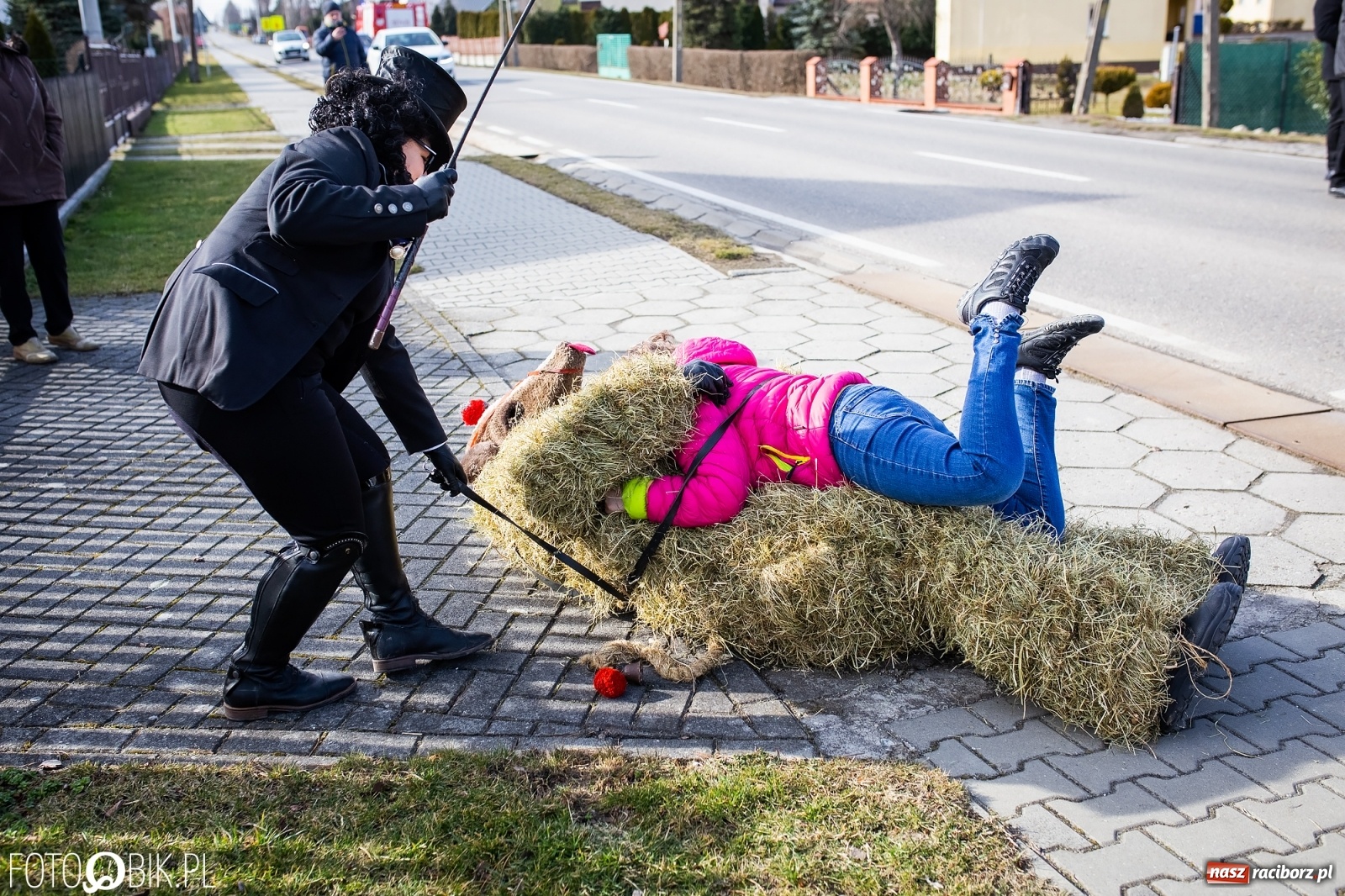 Zdjęcie w galerii na portalu naszraciborz.pl: Wodzenie niedźwiedzia w Samborowicach. Tak wieś żegna karnawał [FOTO i WIDEO] wiadomości z regionu
