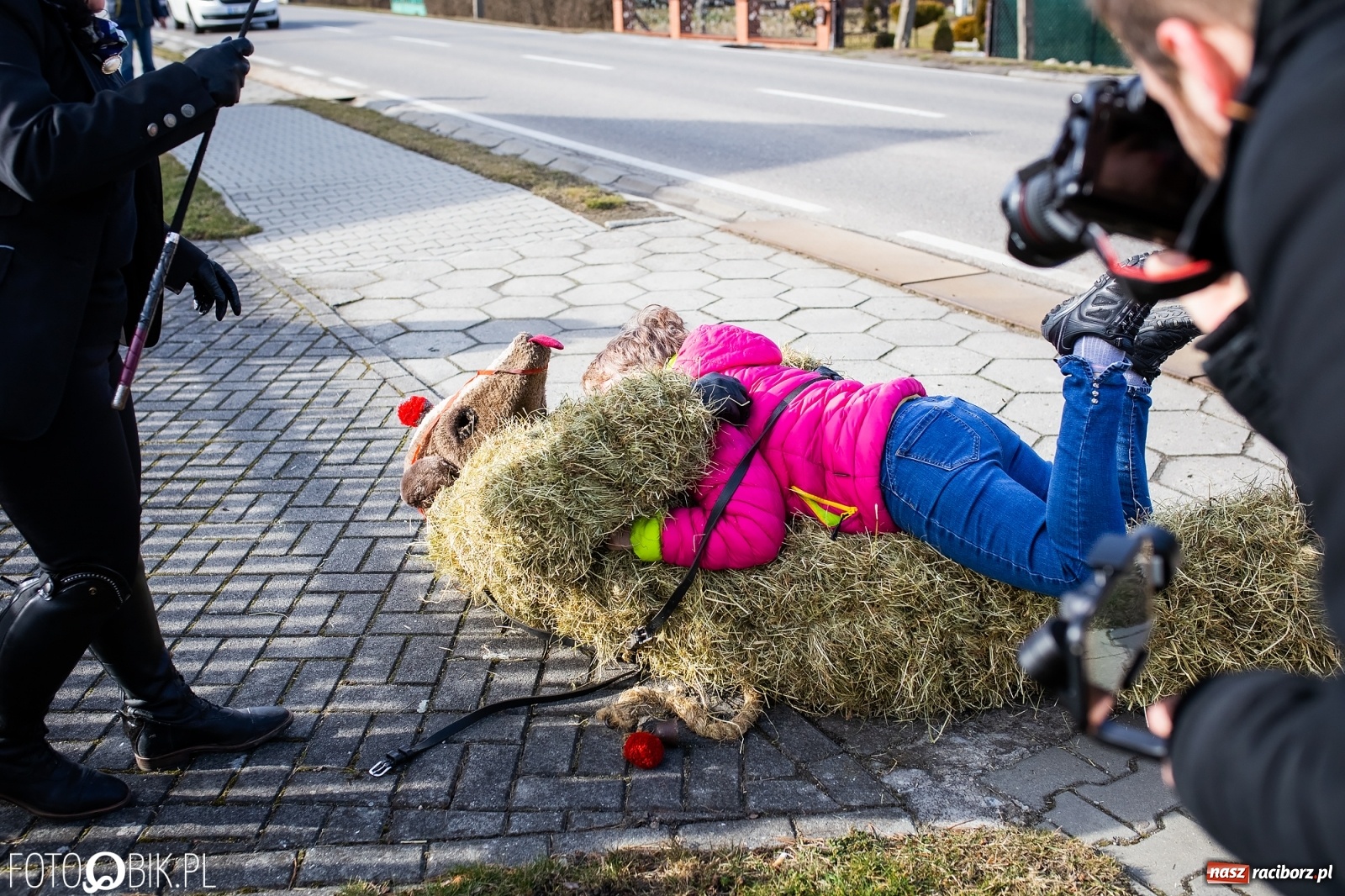 Zdjęcie w galerii na portalu naszraciborz.pl: Wodzenie niedźwiedzia w Samborowicach. Tak wieś żegna karnawał [FOTO i WIDEO] wiadomości z regionu
