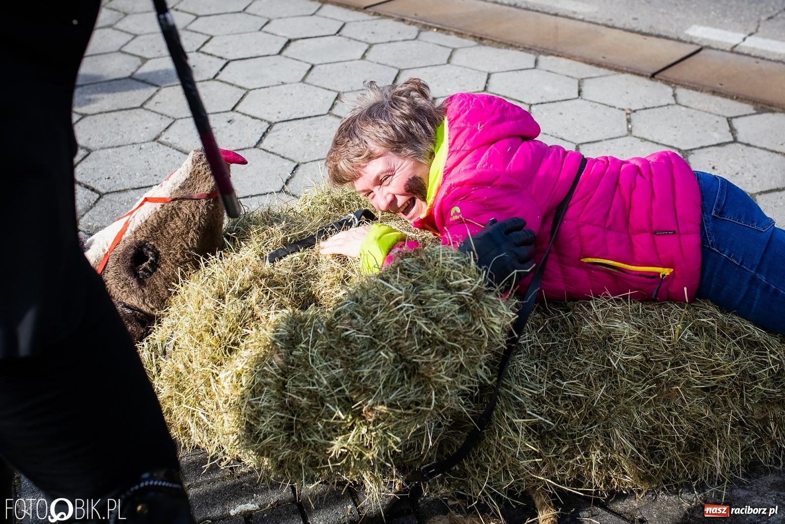 Zdjęcie w galerii na portalu naszraciborz.pl: Wodzenie niedźwiedzia w Samborowicach. Tak wieś żegna karnawał [FOTO i WIDEO] wiadomości z regionu