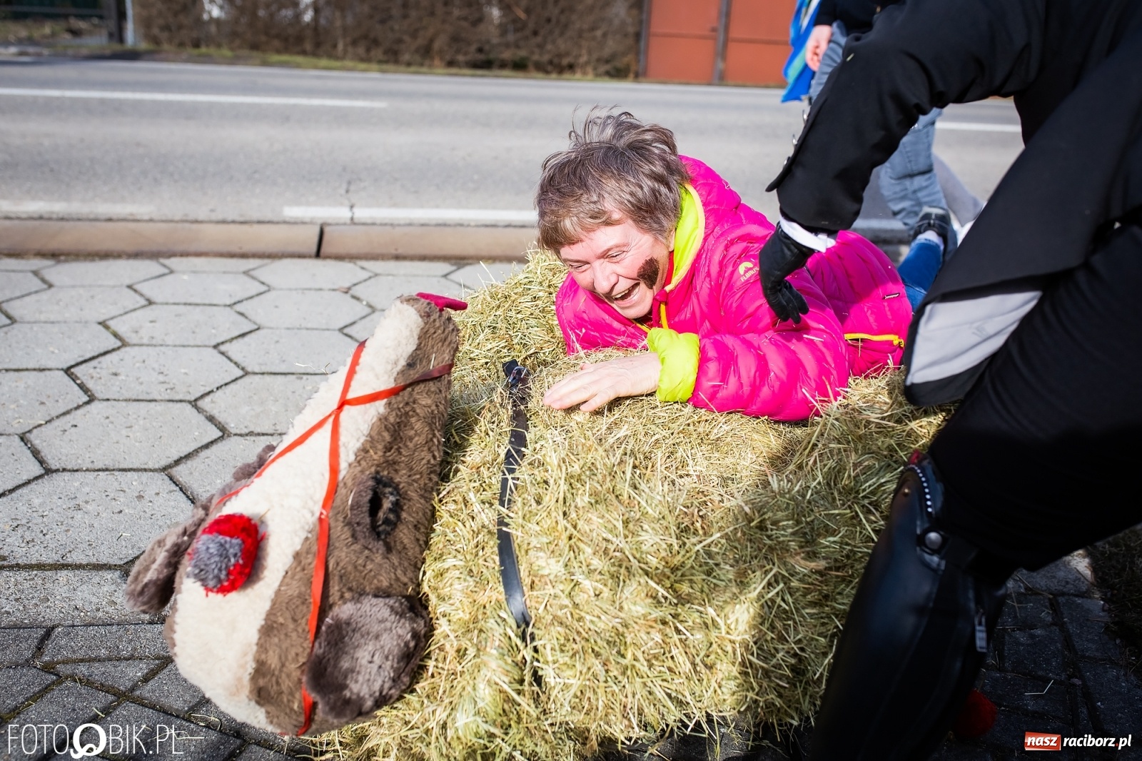 Zdjęcie w galerii na portalu naszraciborz.pl: Wodzenie niedźwiedzia w Samborowicach. Tak wieś żegna karnawał [FOTO i WIDEO] wiadomości z regionu