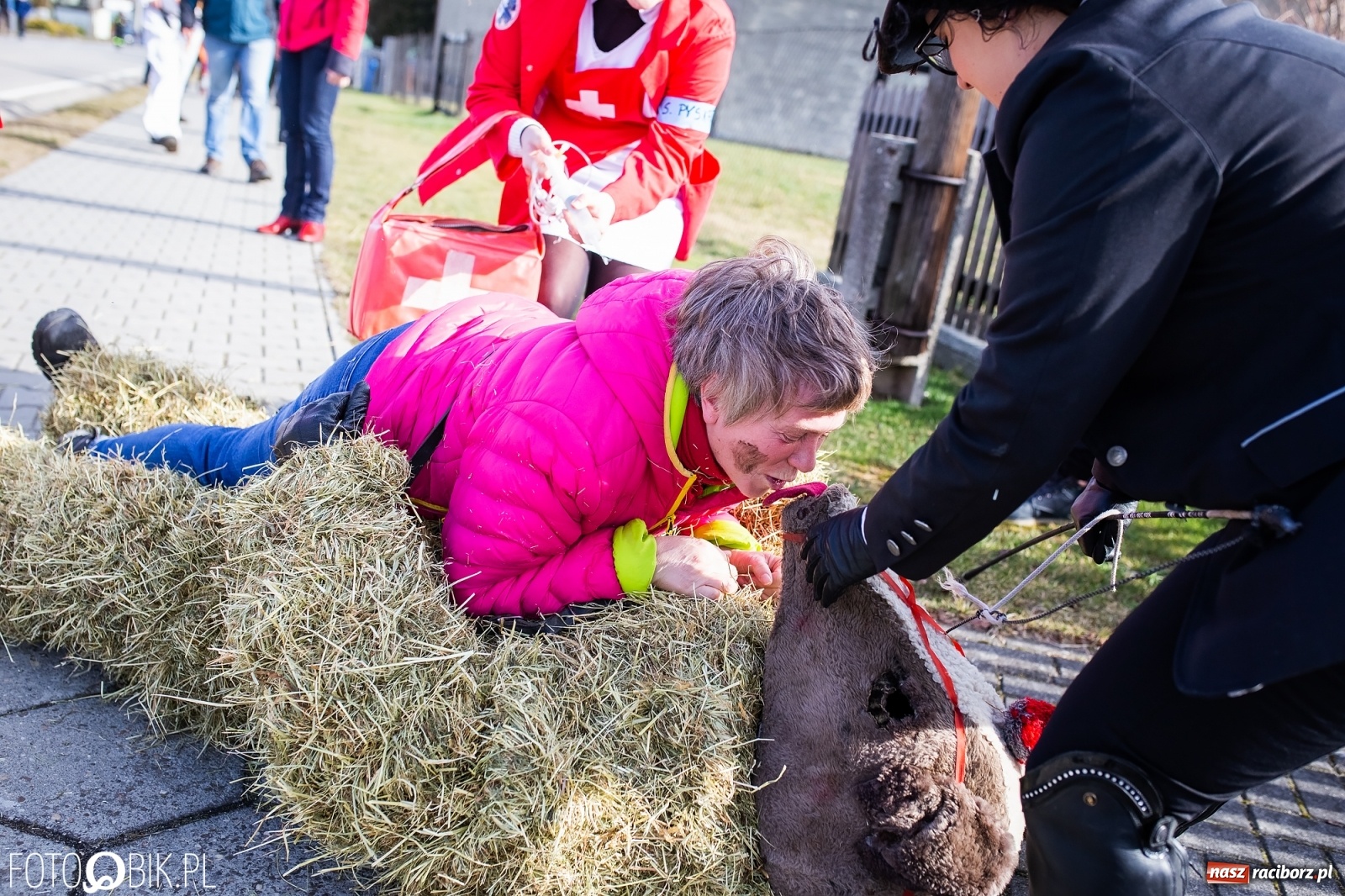 Zdjęcie w galerii na portalu naszraciborz.pl: Wodzenie niedźwiedzia w Samborowicach. Tak wieś żegna karnawał [FOTO i WIDEO] wiadomości z regionu