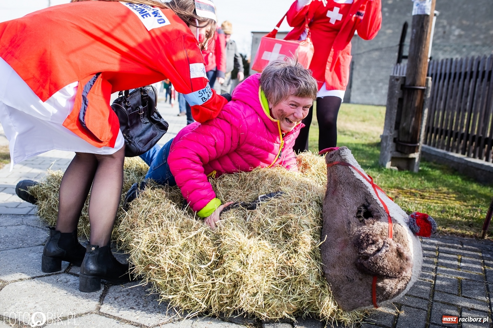 Zdjęcie w galerii na portalu naszraciborz.pl: Wodzenie niedźwiedzia w Samborowicach. Tak wieś żegna karnawał [FOTO i WIDEO] wiadomości z regionu