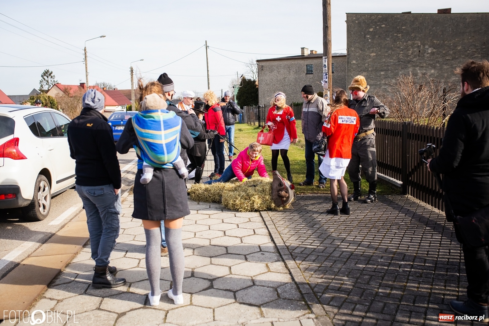 Zdjęcie w galerii na portalu naszraciborz.pl: Wodzenie niedźwiedzia w Samborowicach. Tak wieś żegna karnawał [FOTO i WIDEO] wiadomości z regionu
