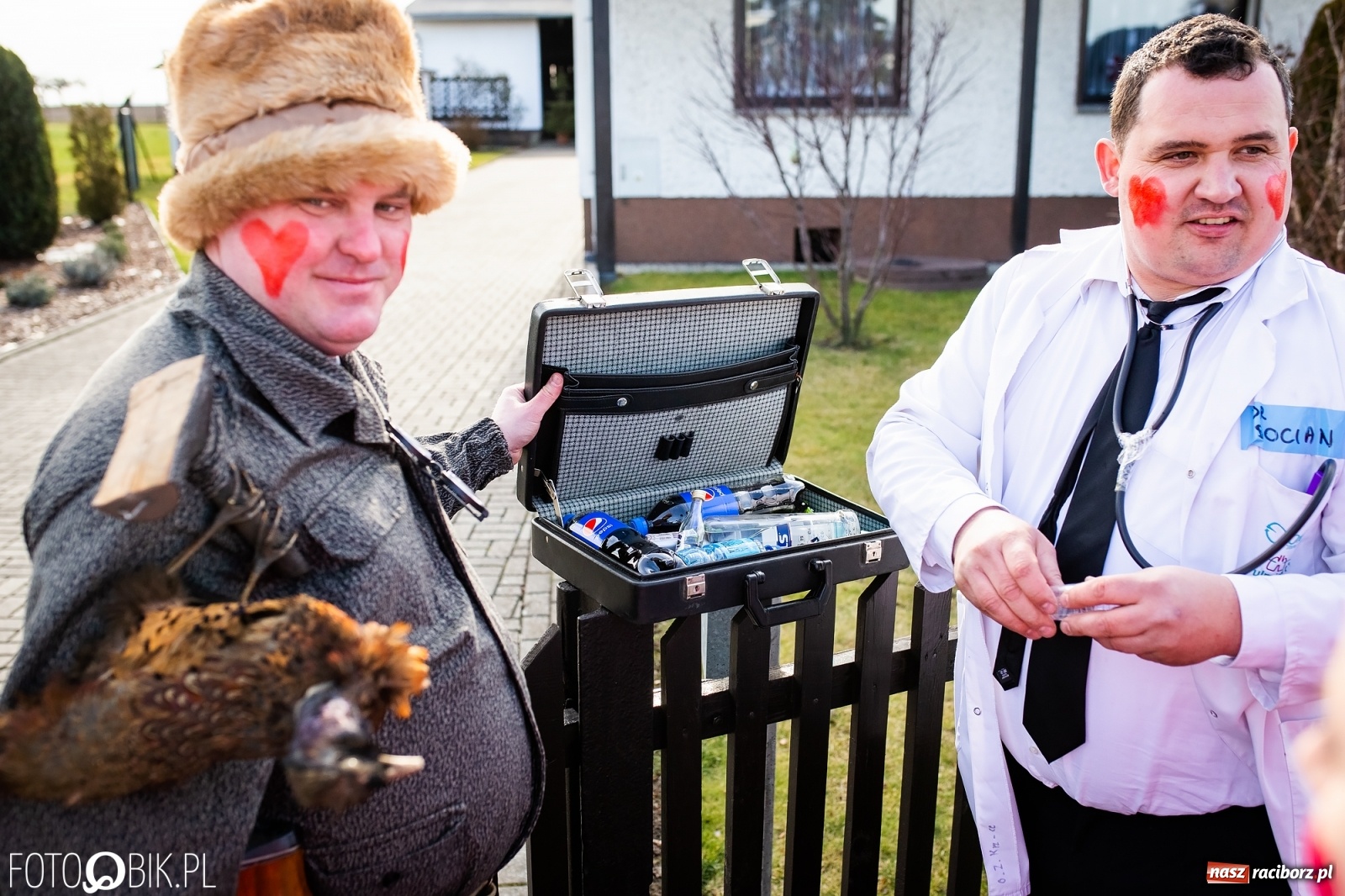 Zdjęcie w galerii na portalu naszraciborz.pl: Wodzenie niedźwiedzia w Samborowicach. Tak wieś żegna karnawał [FOTO i WIDEO] wiadomości z regionu