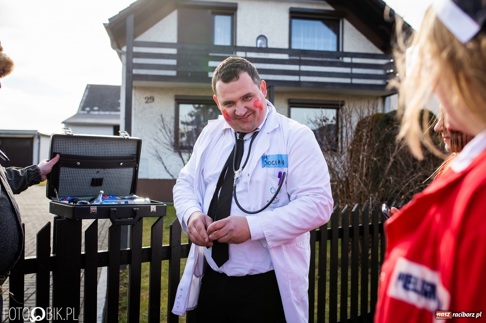 Zdjęcie w galerii na portalu naszraciborz.pl: Wodzenie niedźwiedzia w Samborowicach. Tak wieś żegna karnawał [FOTO i WIDEO] wiadomości z regionu