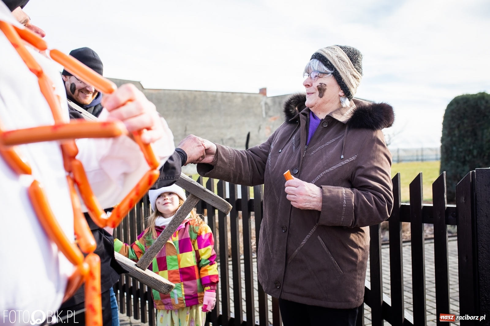 Zdjęcie w galerii na portalu naszraciborz.pl: Wodzenie niedźwiedzia w Samborowicach. Tak wieś żegna karnawał [FOTO i WIDEO] wiadomości z regionu