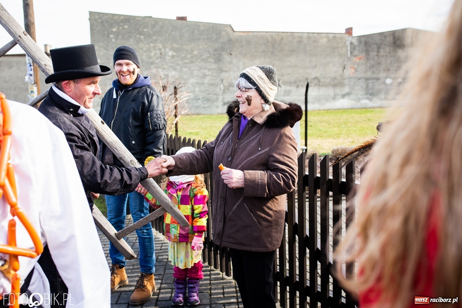 Zdjęcie w galerii na portalu naszraciborz.pl: Wodzenie niedźwiedzia w Samborowicach. Tak wieś żegna karnawał [FOTO i WIDEO] wiadomości z regionu