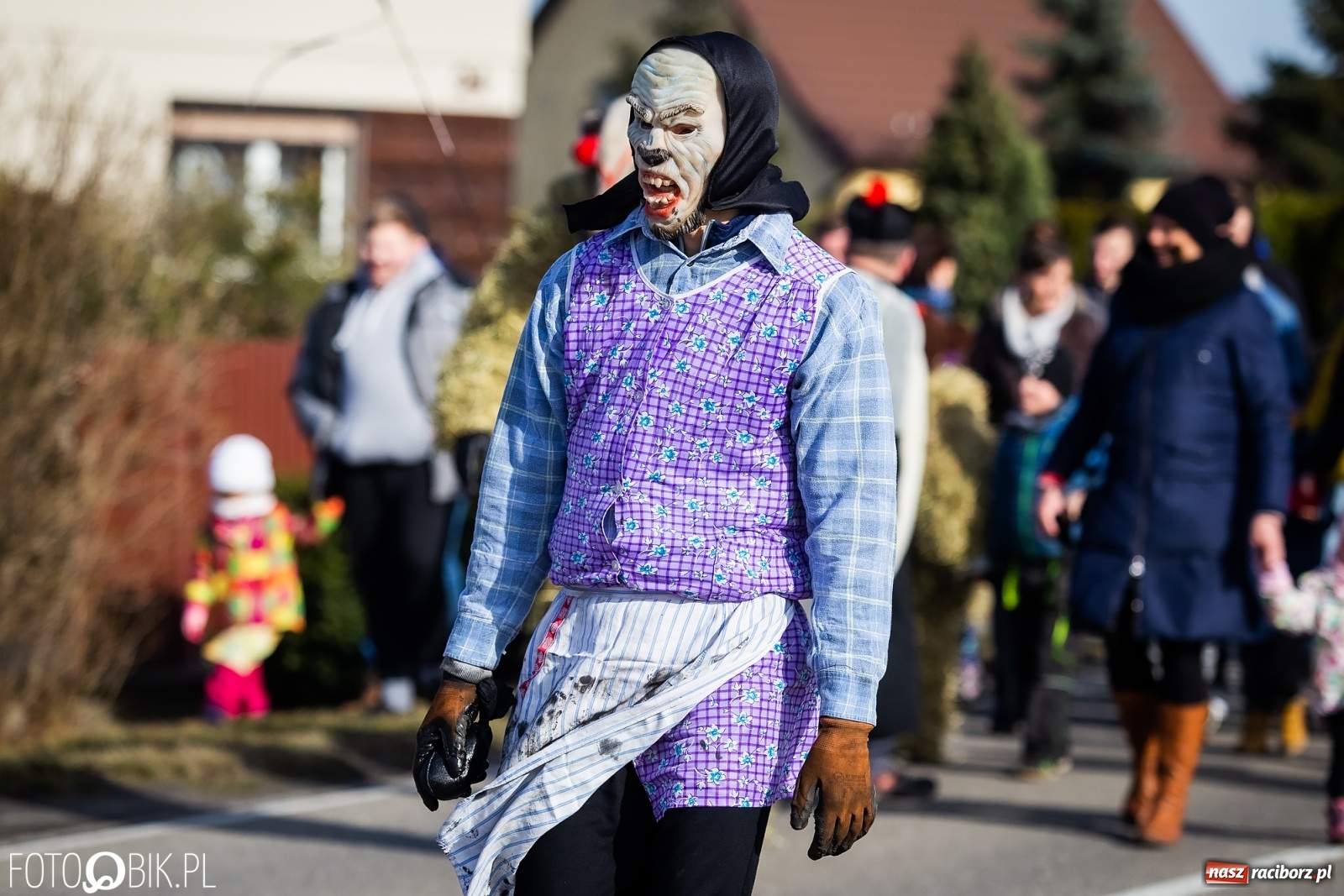 Zdjęcie w galerii na portalu naszraciborz.pl: Wodzenie niedźwiedzia w Samborowicach. Tak wieś żegna karnawał [FOTO i WIDEO] wiadomości z regionu