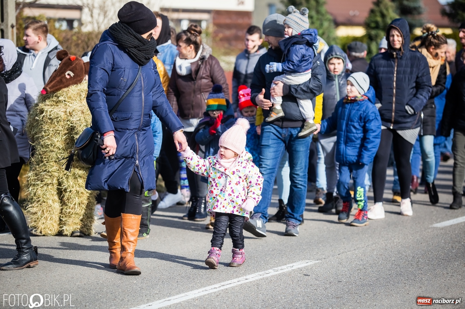 Zdjęcie w galerii na portalu naszraciborz.pl: Wodzenie niedźwiedzia w Samborowicach. Tak wieś żegna karnawał [FOTO i WIDEO] wiadomości z regionu