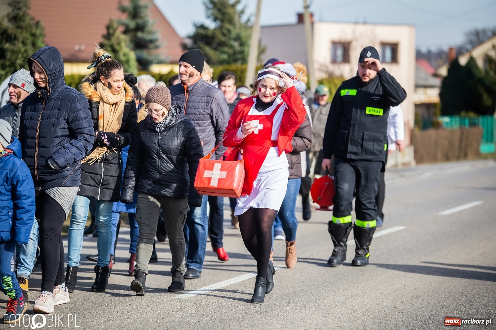 Zdjęcie w galerii na portalu naszraciborz.pl: Wodzenie niedźwiedzia w Samborowicach. Tak wieś żegna karnawał [FOTO i WIDEO] wiadomości z regionu