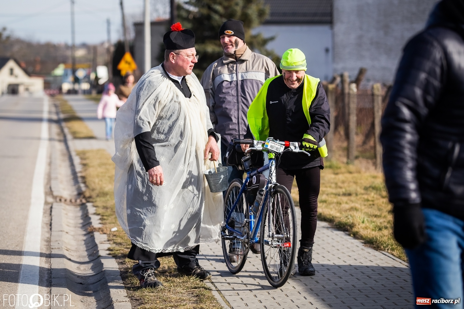 Zdjęcie w galerii na portalu naszraciborz.pl: Wodzenie niedźwiedzia w Samborowicach. Tak wieś żegna karnawał [FOTO i WIDEO] wiadomości z regionu