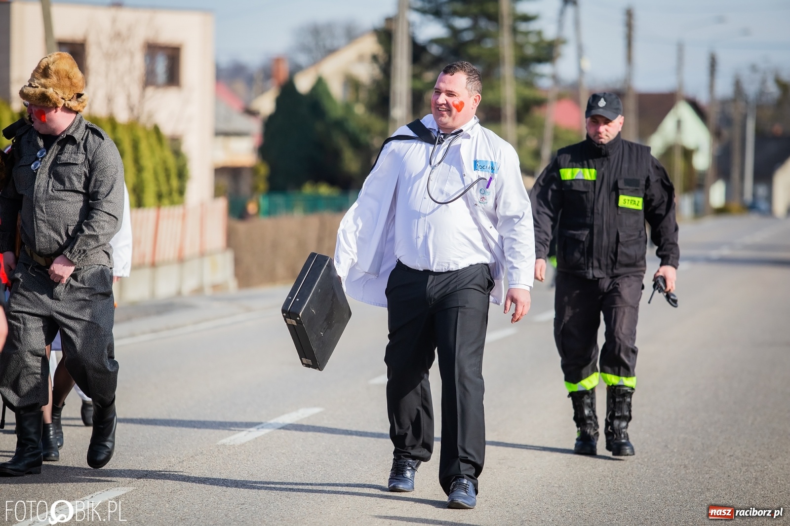Zdjęcie w galerii na portalu naszraciborz.pl: Wodzenie niedźwiedzia w Samborowicach. Tak wieś żegna karnawał [FOTO i WIDEO] wiadomości z regionu