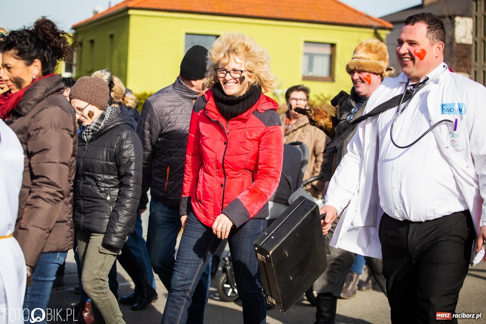 Zdjęcie w galerii na portalu naszraciborz.pl: Wodzenie niedźwiedzia w Samborowicach. Tak wieś żegna karnawał [FOTO i WIDEO] wiadomości z regionu