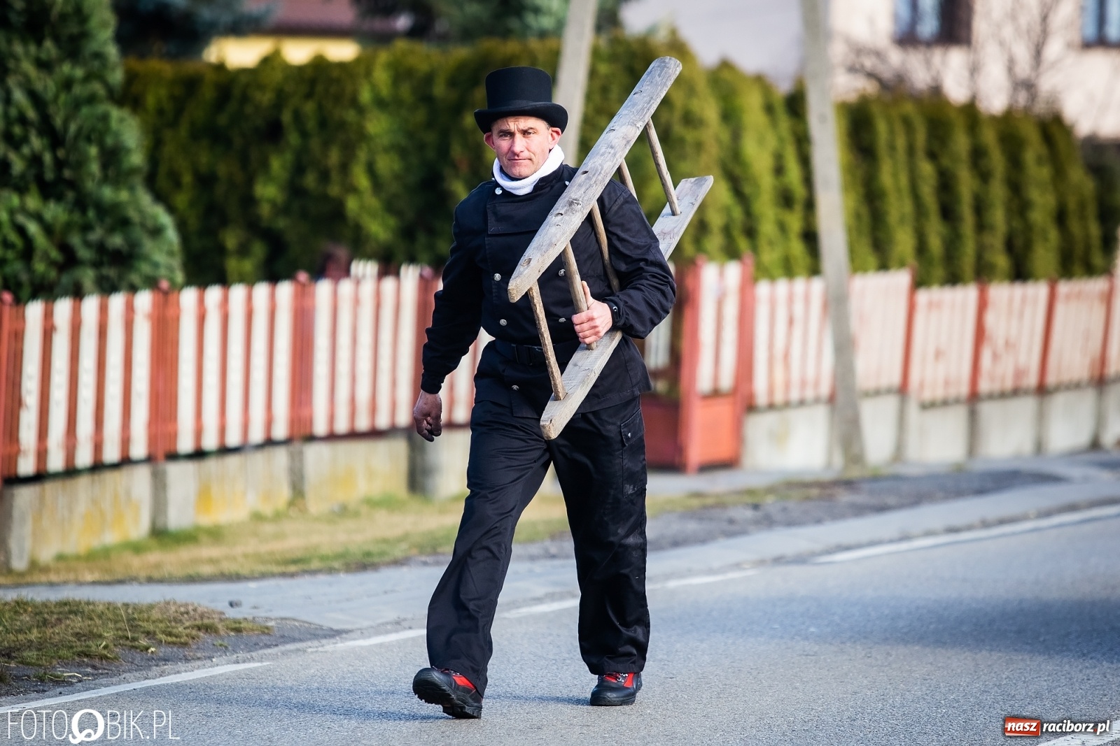 Zdjęcie w galerii na portalu naszraciborz.pl: Wodzenie niedźwiedzia w Samborowicach. Tak wieś żegna karnawał [FOTO i WIDEO] wiadomości z regionu