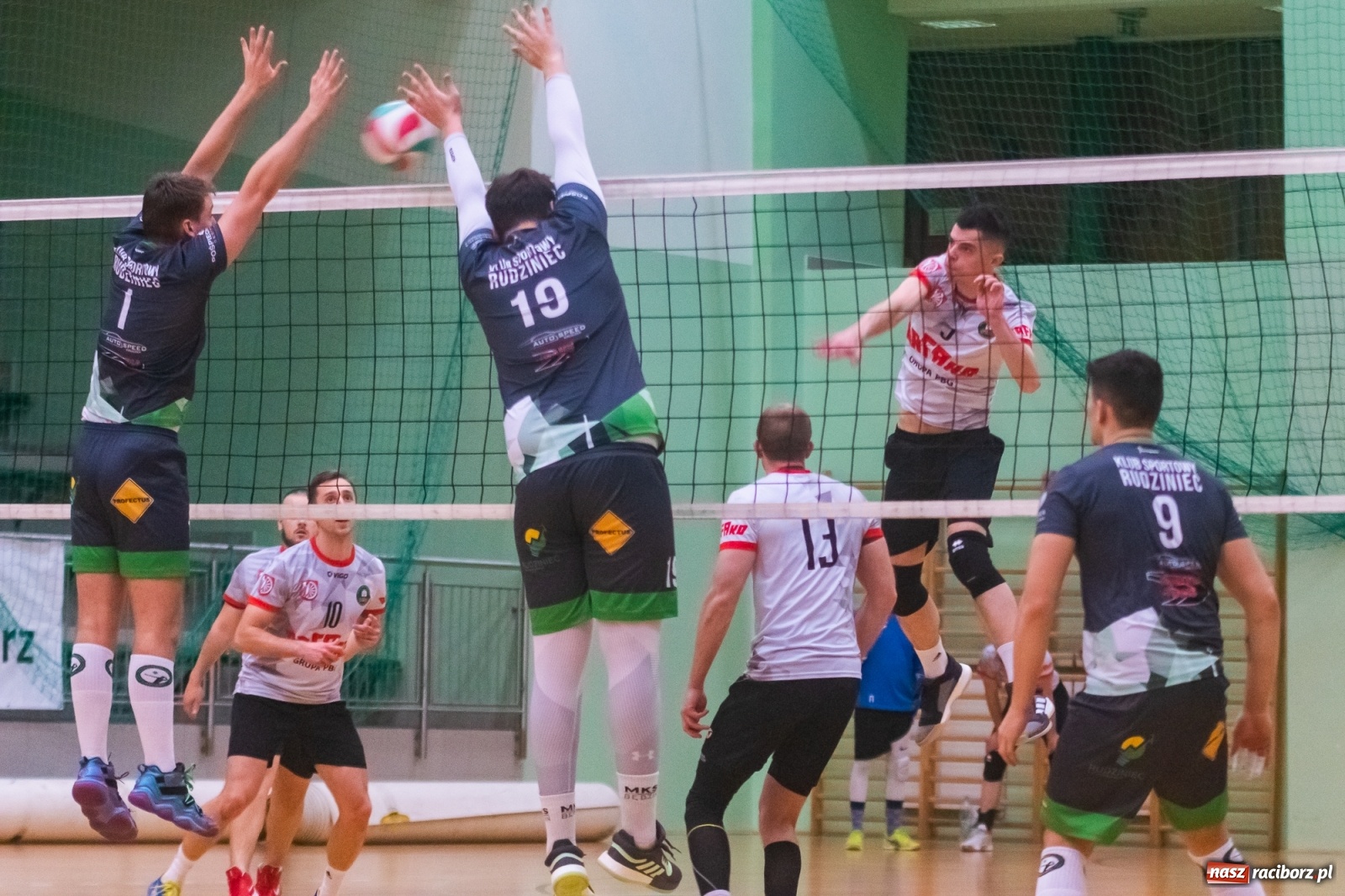 Zdjęcie w galerii na portalu naszraciborz.pl: Siatkówka. AZS Rafako lepszy od Rudzińca [FOTO i WIDEO] wiadomości z regionu