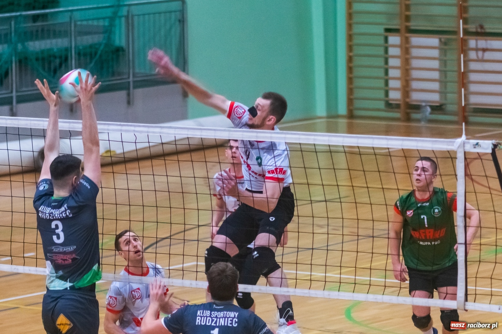 Zdjęcie w galerii na portalu naszraciborz.pl: Siatkówka. AZS Rafako lepszy od Rudzińca [FOTO i WIDEO] wiadomości z regionu