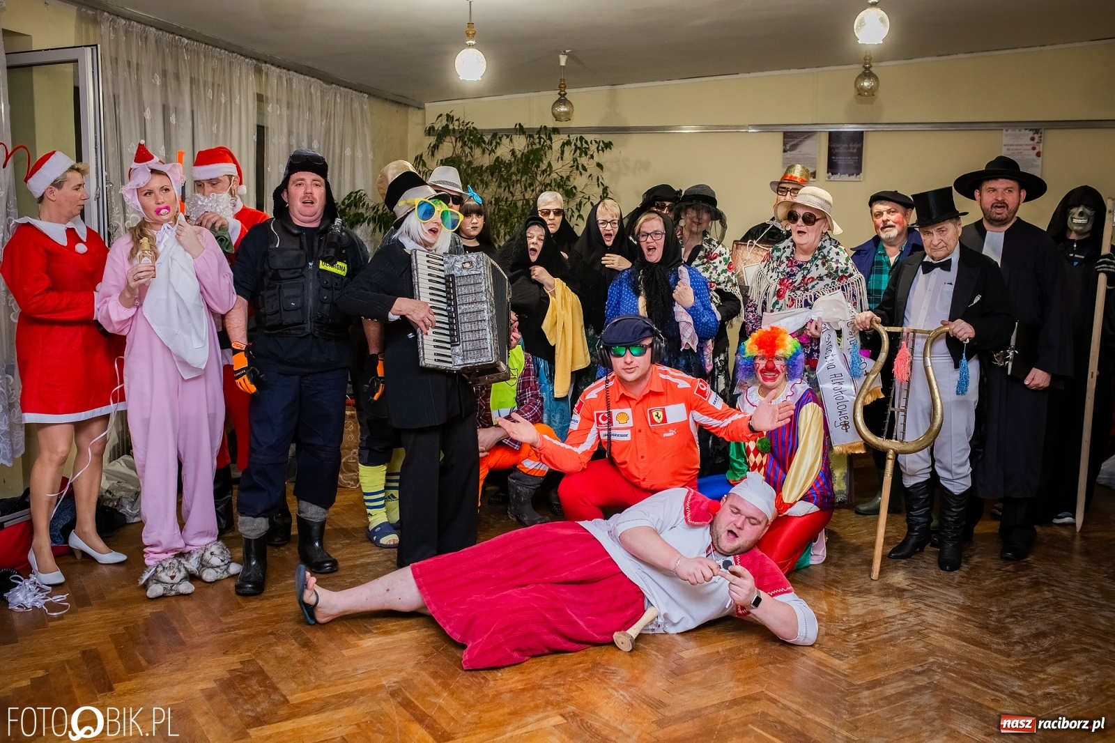 Zdjęcie w galerii na portalu naszraciborz.pl: I po karnawale. Pogrzebanie basa w Krzanowicach [FOTO i WIDEO] wiadomości z regionu