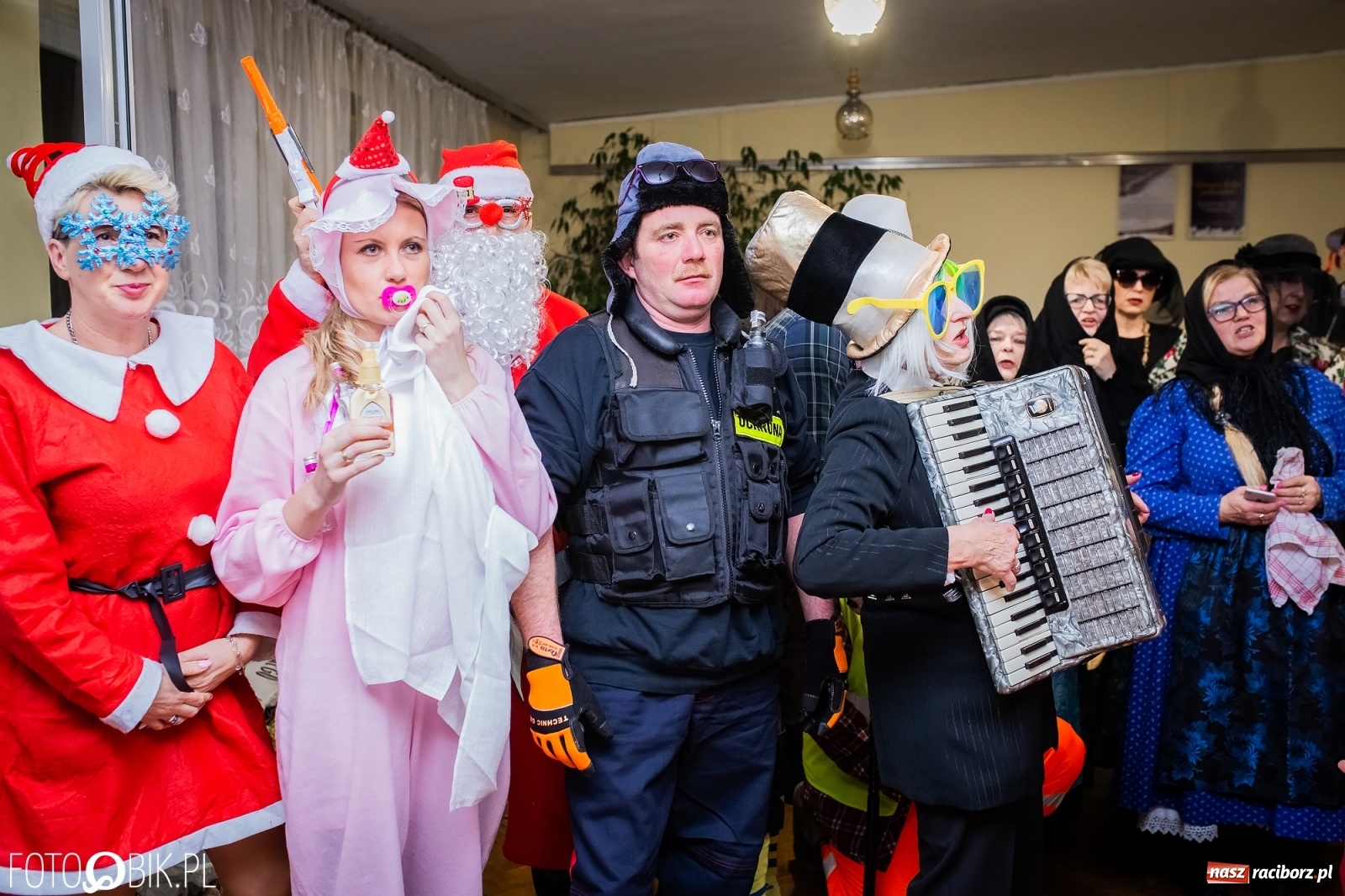 Zdjęcie w galerii na portalu naszraciborz.pl: I po karnawale. Pogrzebanie basa w Krzanowicach [FOTO i WIDEO] wiadomości z regionu