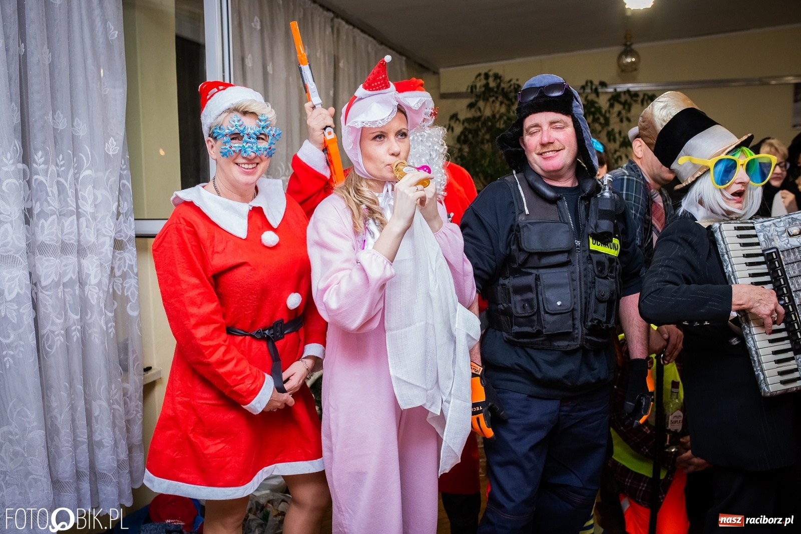 Zdjęcie w galerii na portalu naszraciborz.pl: I po karnawale. Pogrzebanie basa w Krzanowicach [FOTO i WIDEO] wiadomości z regionu