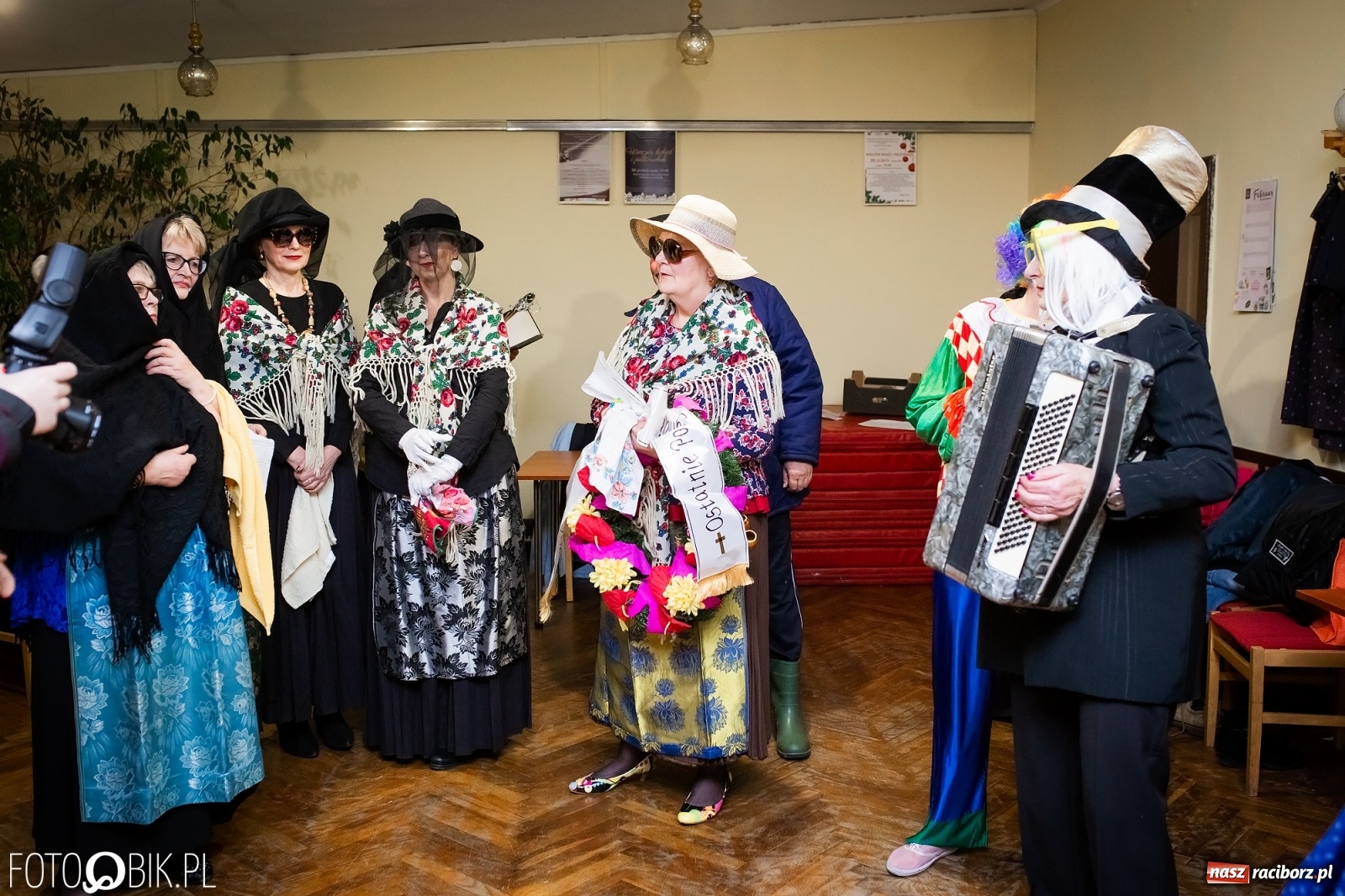 Zdjęcie w galerii na portalu naszraciborz.pl: I po karnawale. Pogrzebanie basa w Krzanowicach [FOTO i WIDEO] wiadomości z regionu