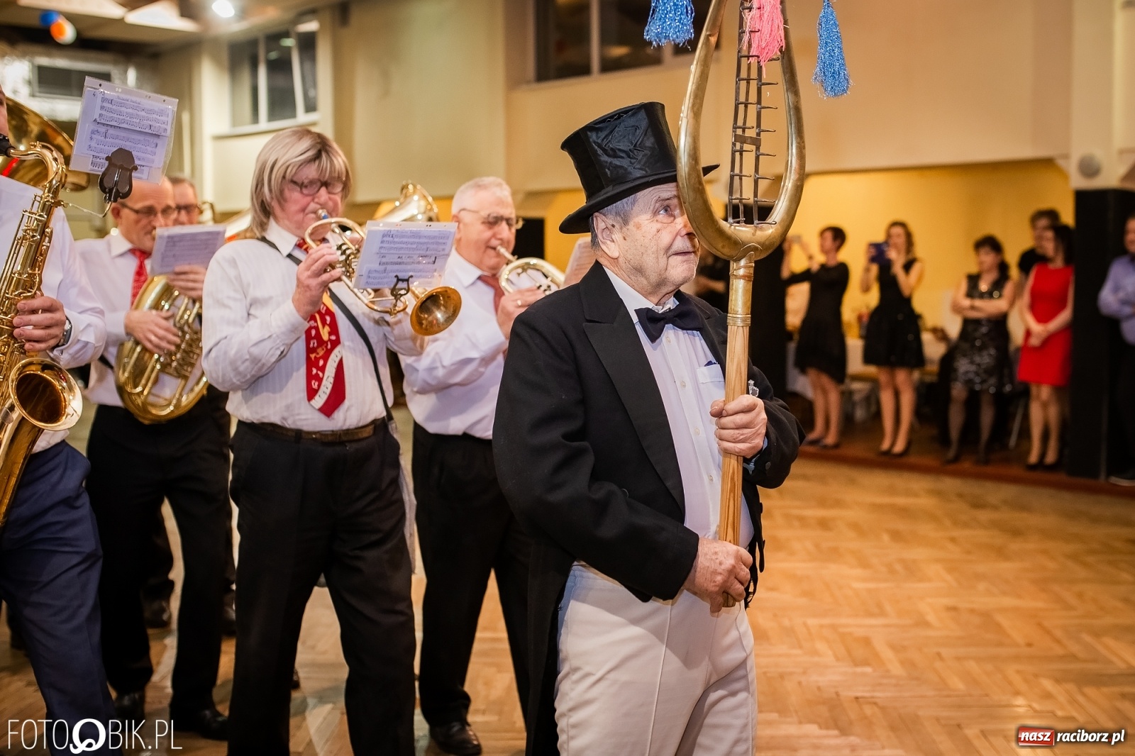 Zdjęcie w galerii na portalu naszraciborz.pl: I po karnawale. Pogrzebanie basa w Krzanowicach [FOTO i WIDEO] wiadomości z regionu