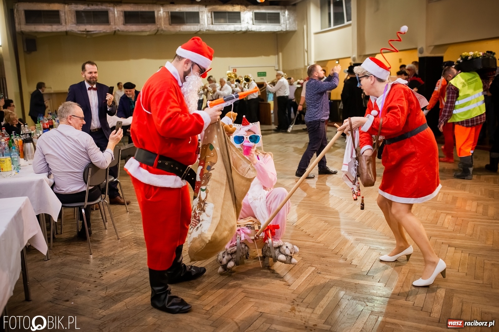 Zdjęcie w galerii na portalu naszraciborz.pl: I po karnawale. Pogrzebanie basa w Krzanowicach [FOTO i WIDEO] wiadomości z regionu