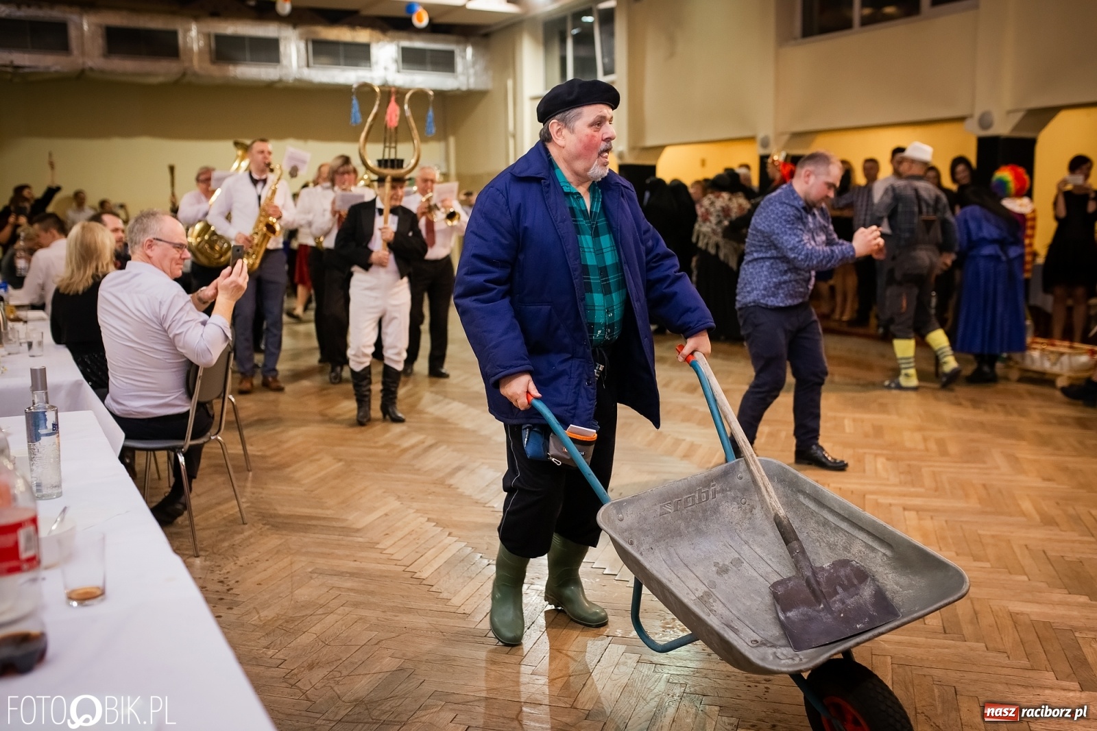 Zdjęcie w galerii na portalu naszraciborz.pl: I po karnawale. Pogrzebanie basa w Krzanowicach [FOTO i WIDEO] wiadomości z regionu