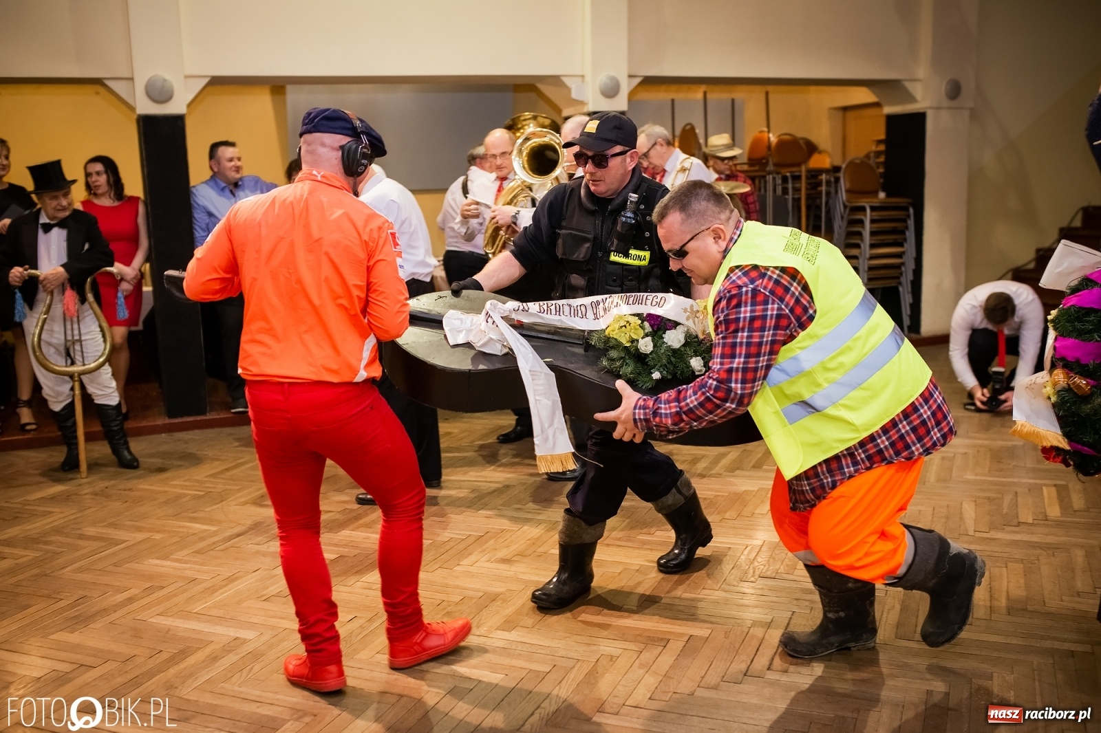 Zdjęcie w galerii na portalu naszraciborz.pl: I po karnawale. Pogrzebanie basa w Krzanowicach [FOTO i WIDEO] wiadomości z regionu