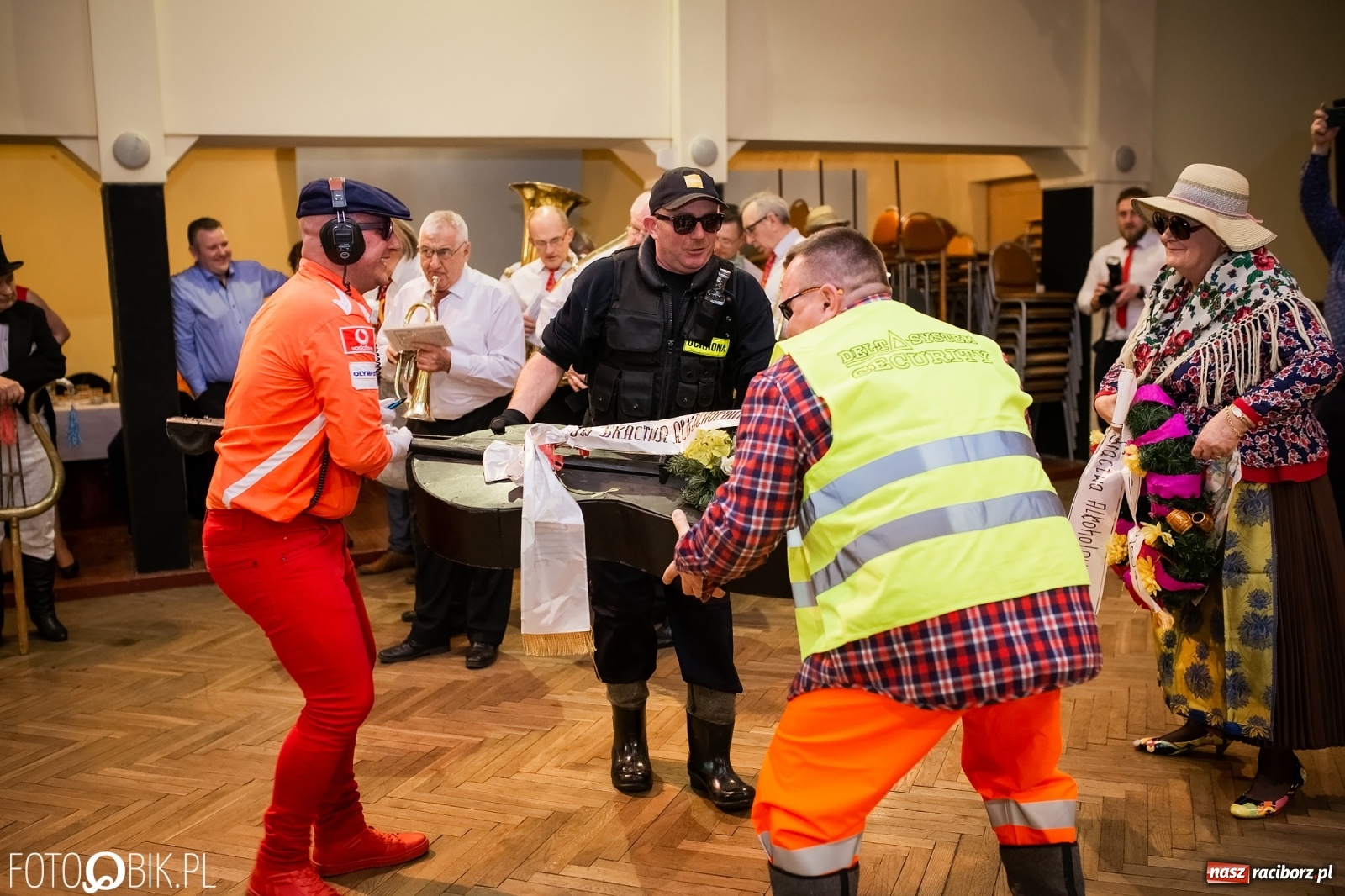 Zdjęcie w galerii na portalu naszraciborz.pl: I po karnawale. Pogrzebanie basa w Krzanowicach [FOTO i WIDEO] wiadomości z regionu