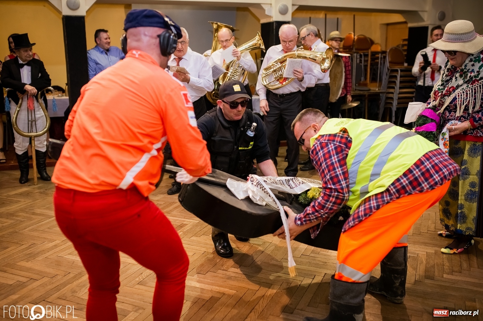 Zdjęcie w galerii na portalu naszraciborz.pl: I po karnawale. Pogrzebanie basa w Krzanowicach [FOTO i WIDEO] wiadomości z regionu