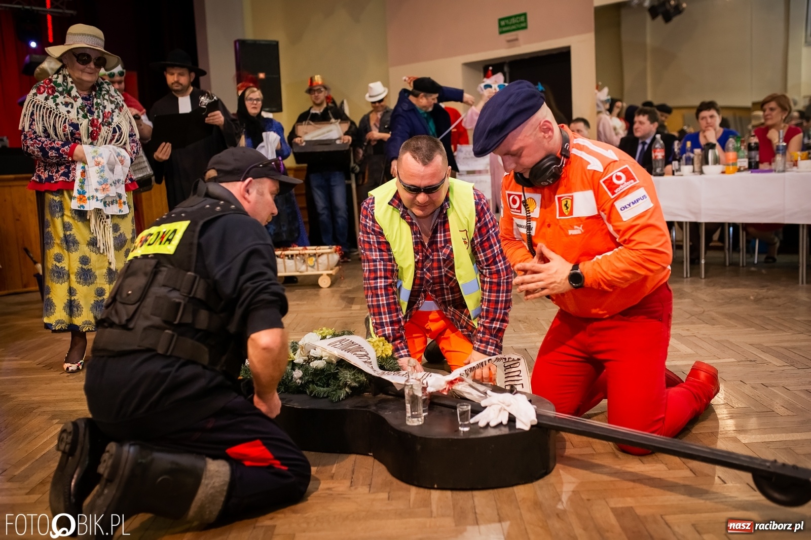 Zdjęcie w galerii na portalu naszraciborz.pl: I po karnawale. Pogrzebanie basa w Krzanowicach [FOTO i WIDEO] wiadomości z regionu