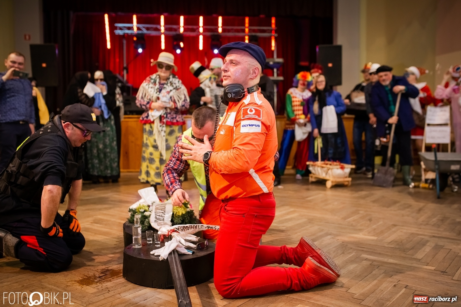 Zdjęcie w galerii na portalu naszraciborz.pl: I po karnawale. Pogrzebanie basa w Krzanowicach [FOTO i WIDEO] wiadomości z regionu