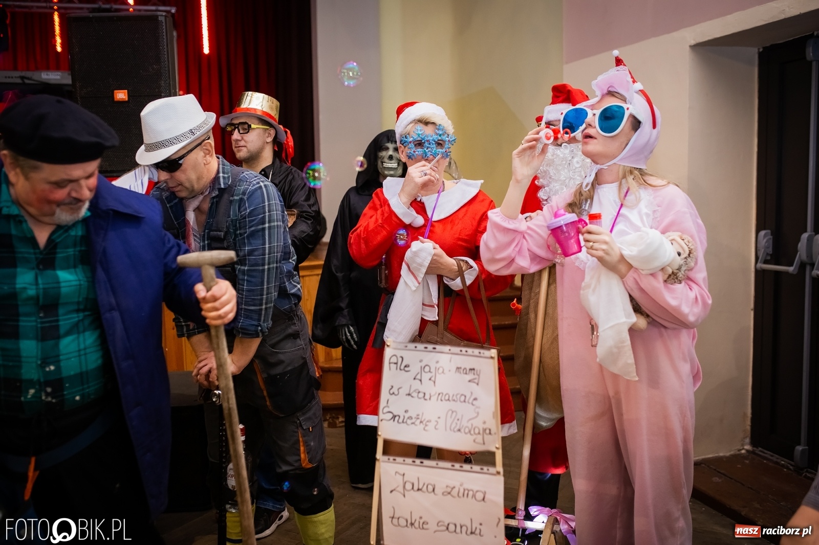 Zdjęcie w galerii na portalu naszraciborz.pl: I po karnawale. Pogrzebanie basa w Krzanowicach [FOTO i WIDEO] wiadomości z regionu