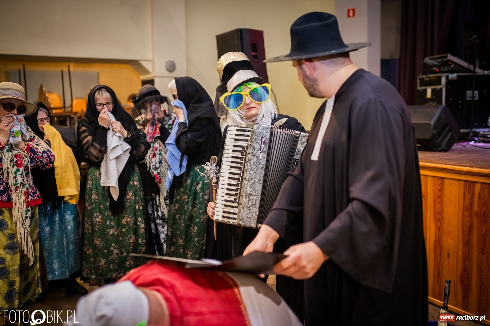 Zdjęcie w galerii na portalu naszraciborz.pl: I po karnawale. Pogrzebanie basa w Krzanowicach [FOTO i WIDEO] wiadomości z regionu