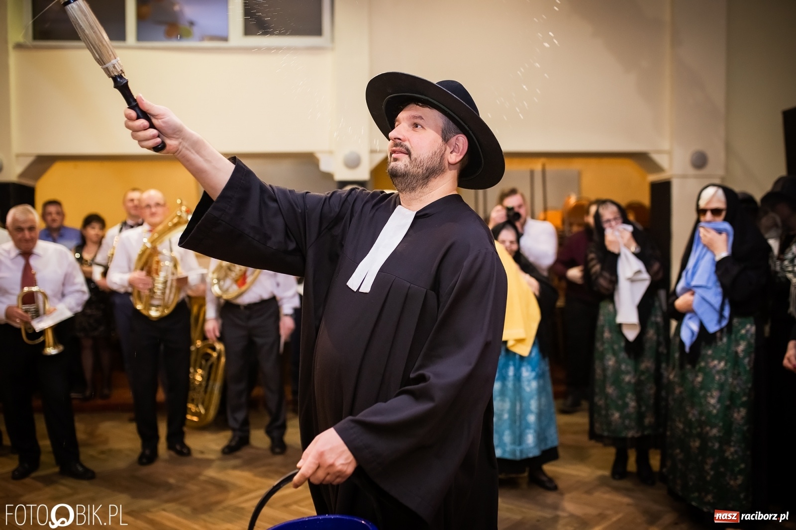 Zdjęcie w galerii na portalu naszraciborz.pl: I po karnawale. Pogrzebanie basa w Krzanowicach [FOTO i WIDEO] wiadomości z regionu