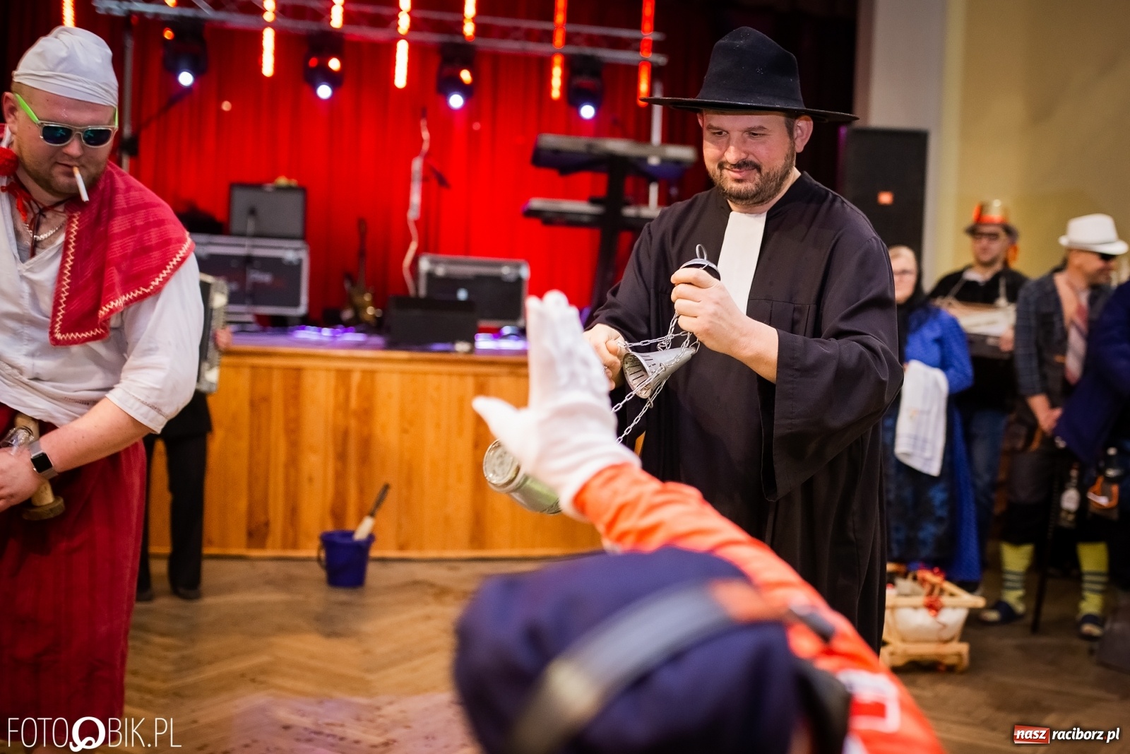 Zdjęcie w galerii na portalu naszraciborz.pl: I po karnawale. Pogrzebanie basa w Krzanowicach [FOTO i WIDEO] wiadomości z regionu