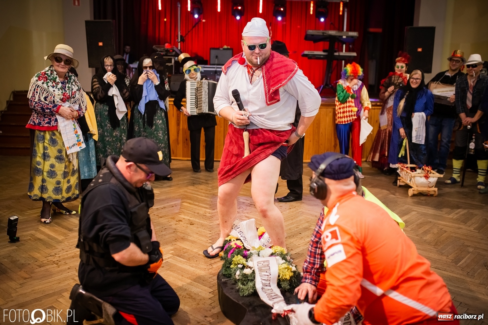 Zdjęcie w galerii na portalu naszraciborz.pl: I po karnawale. Pogrzebanie basa w Krzanowicach [FOTO i WIDEO] wiadomości z regionu