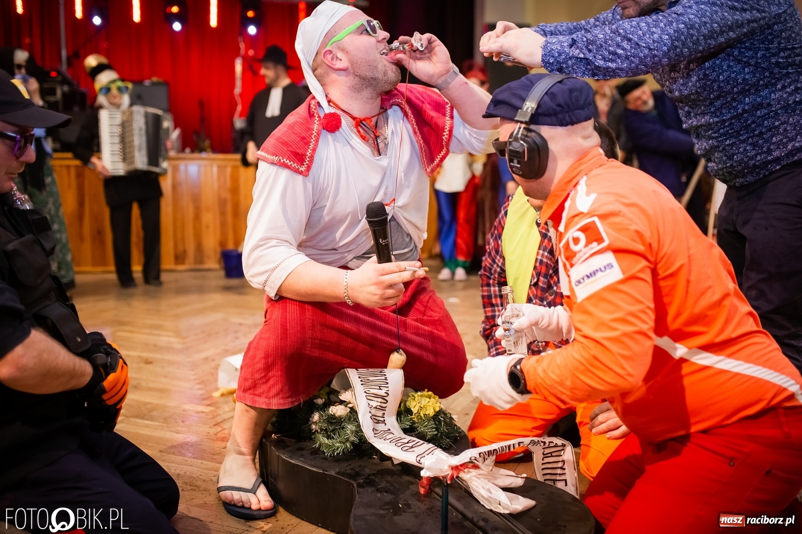 Zdjęcie w galerii na portalu naszraciborz.pl: I po karnawale. Pogrzebanie basa w Krzanowicach [FOTO i WIDEO] wiadomości z regionu