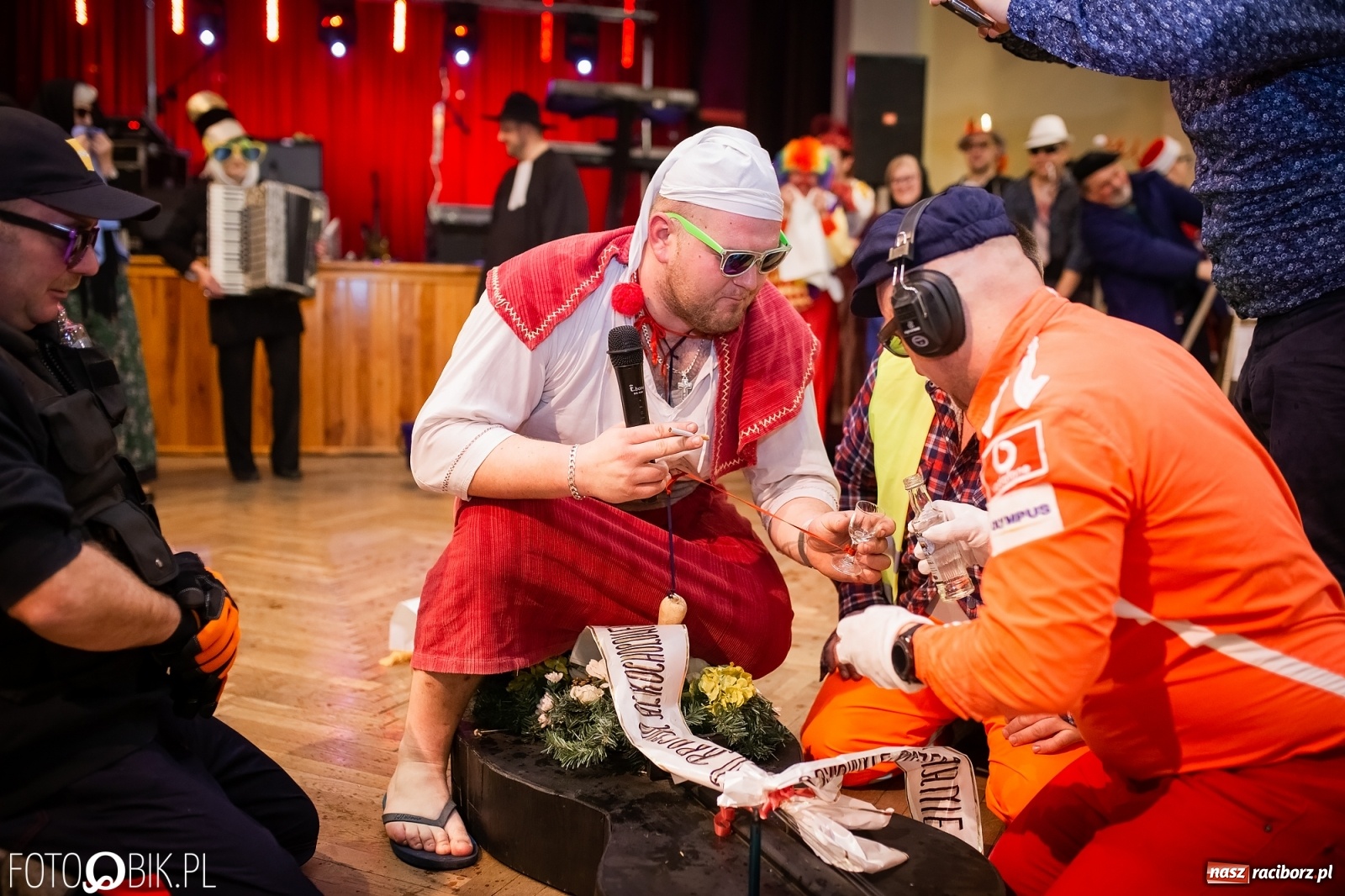 Zdjęcie w galerii na portalu naszraciborz.pl: I po karnawale. Pogrzebanie basa w Krzanowicach [FOTO i WIDEO] wiadomości z regionu