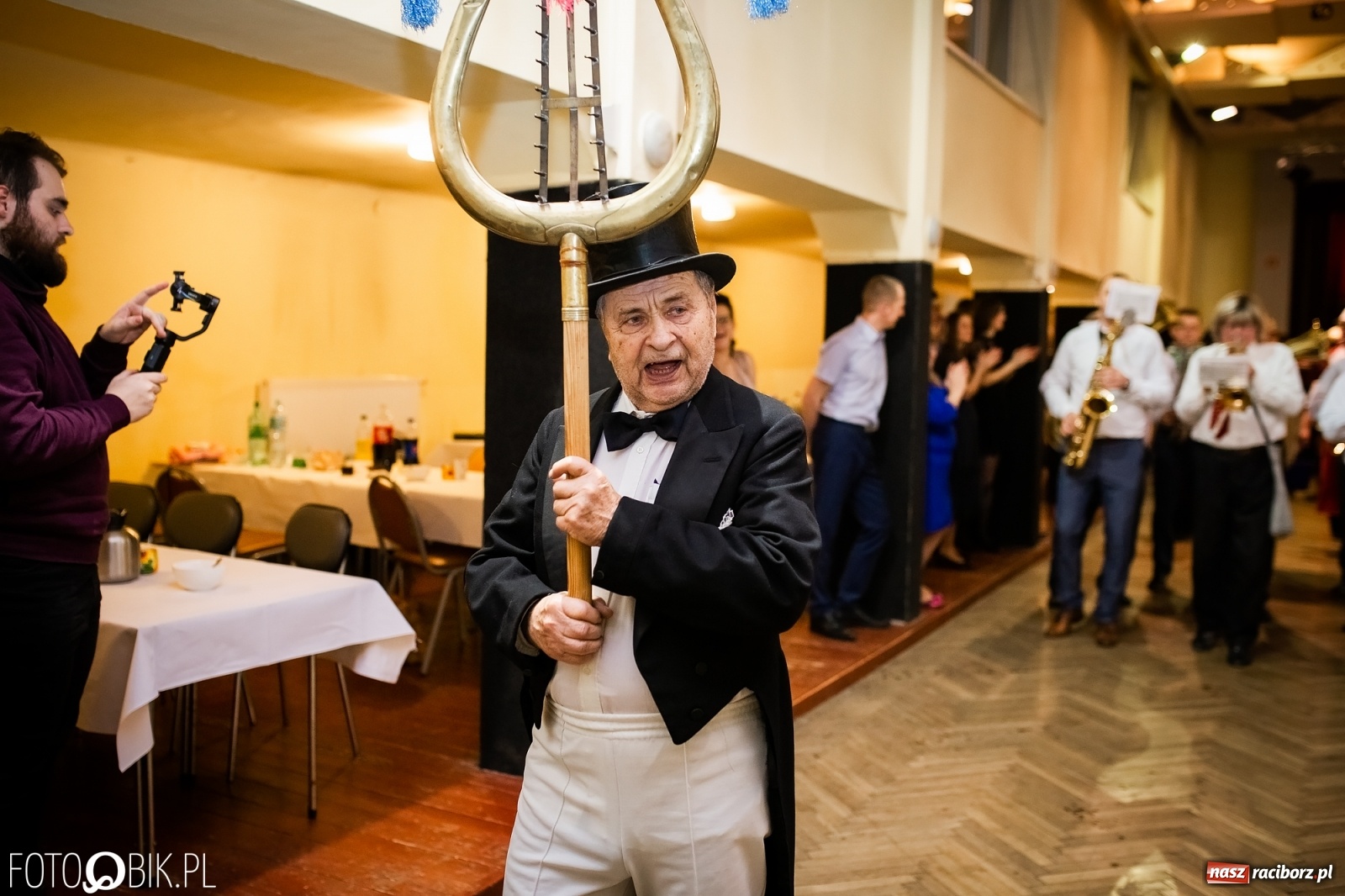 Zdjęcie w galerii na portalu naszraciborz.pl: I po karnawale. Pogrzebanie basa w Krzanowicach [FOTO i WIDEO] wiadomości z regionu