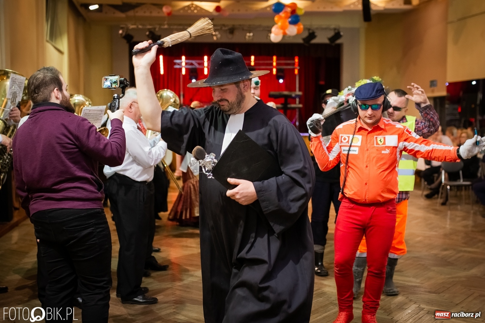 Zdjęcie w galerii na portalu naszraciborz.pl: I po karnawale. Pogrzebanie basa w Krzanowicach [FOTO i WIDEO] wiadomości z regionu